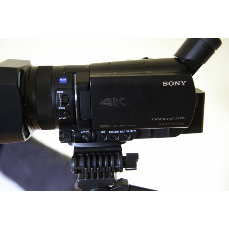 Sony FDR-AX100E 4K Handycam Camcorder mit Zubehörpaket
