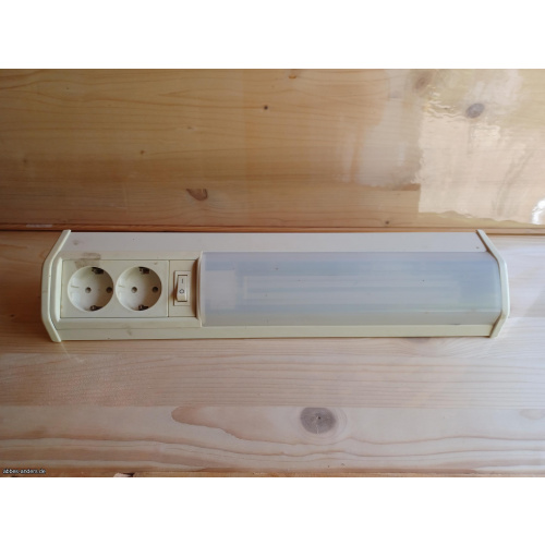 gebrauchte Unterbauleuchte 11 Watt mit Steckdosen