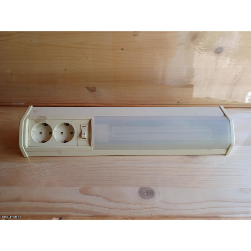 Unterbauleuchte 11 Watt mit Steckdosen